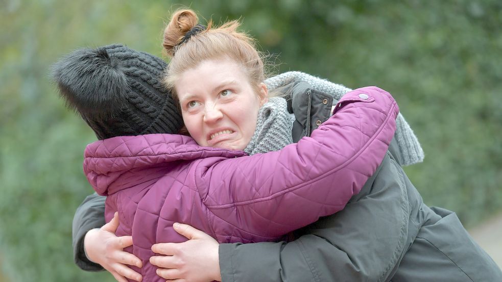 Auch Umarmen will gelernt sein. Wer allzu vereinnahmend ist und jemanden umarmt, der das gar nicht möchte, begeht einen Fehler. Foto: Ortgies