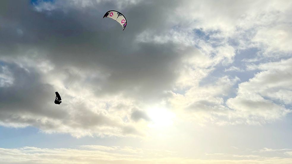 Der Sonne entgegen: Bei solch einem Manöver ist höchste Konzentration gefragt, die Umgebung können die Kiter nicht wahrnehmen. Fotos: Kromm