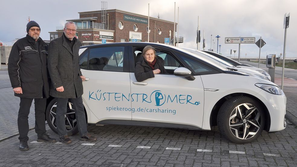 Nadine Weber und Jörg Kleen (links, beide von der Nordseebad Spiekeroog GmbH) und Andreas Eden (Kurverein Neuharlingersiel) mit den nun drei am Neuharlingersieler Hafen stationierten Küstenstromern. Foto: Ullrich