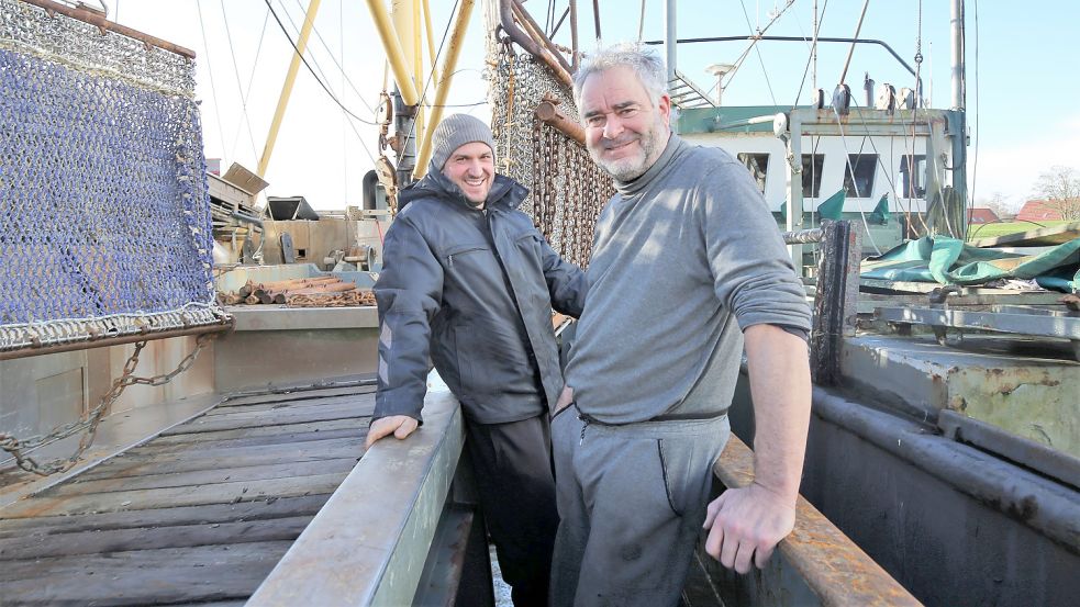 Marian Theissen (links) und Karel Jan van Ijsseldijk an Bord der „Charlotte“, links die Netze – oder auch Dredgen – mit denen die Muscheln gefangen und an Bord geholt werden. Foto: Böning