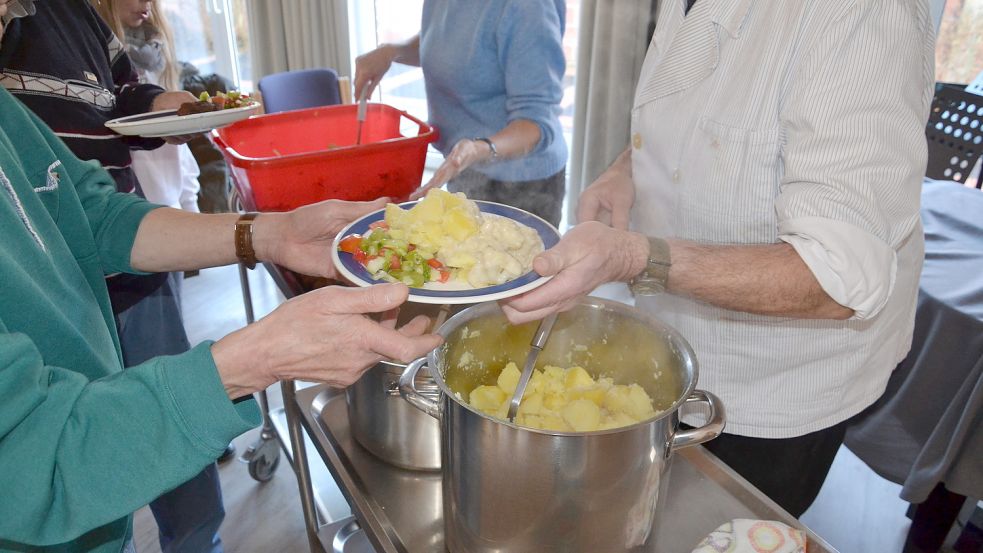 Für jeden, der mit Hunger zum Gemeindehaus kommt, gibt es eine große Portion gute Hausmannskost. Foto: Klinke