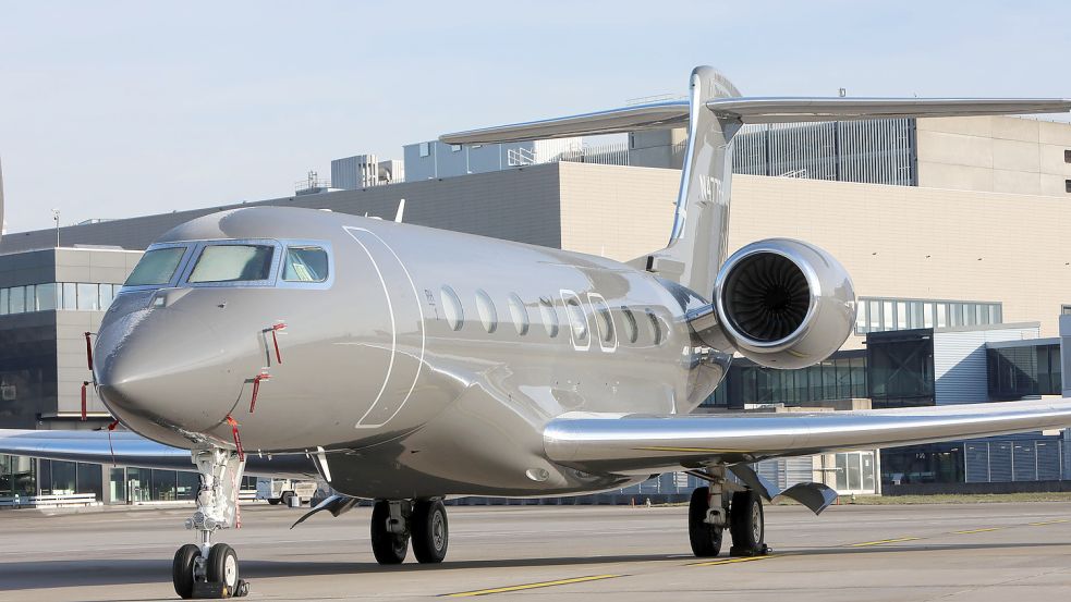 Auf dem Flughafen Zürich geparkte Businessjets verschiedenster Typen. Im Bild ein Jet vom Typ Gulfstream. Foto: imago-images/Björn Trotzki