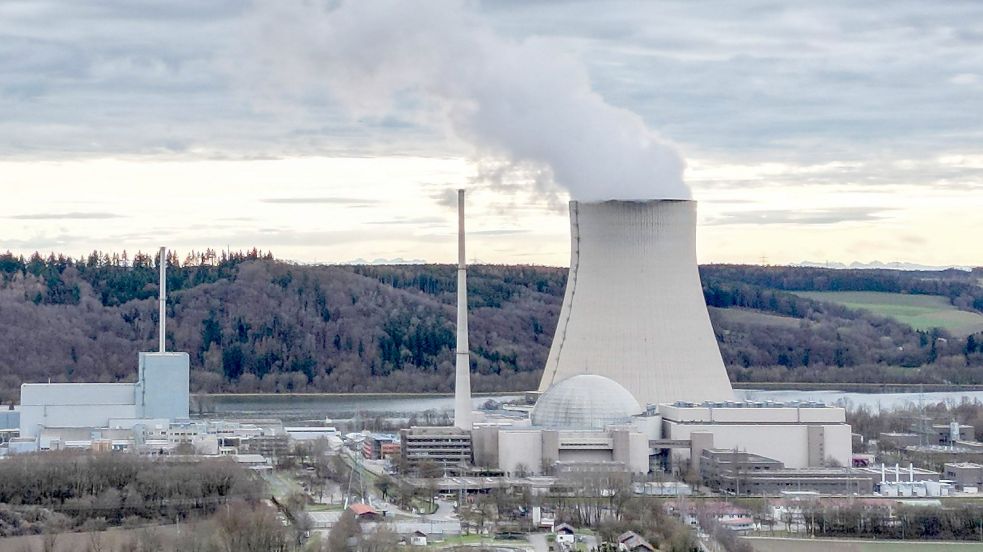 Spätestens zum 15. April 2023 wird das Atomkraftwerk Isar 2 bei Landshut seinen Betrieb einstellen - so hat es die Bundesregierung beschlossen. Davon betroffen ist unter anderem auch das AKW Emsland in Lingen. Foto: Imago Images/Hofer