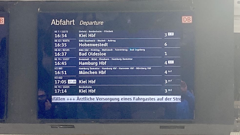Die Anzeigetafel im Bahnhof Neumünster kündigte die ersten Verspätungen wegen der„ärztlichen Versorgung eines Fahrgastes“ an. Foto: Rolf Ziehm