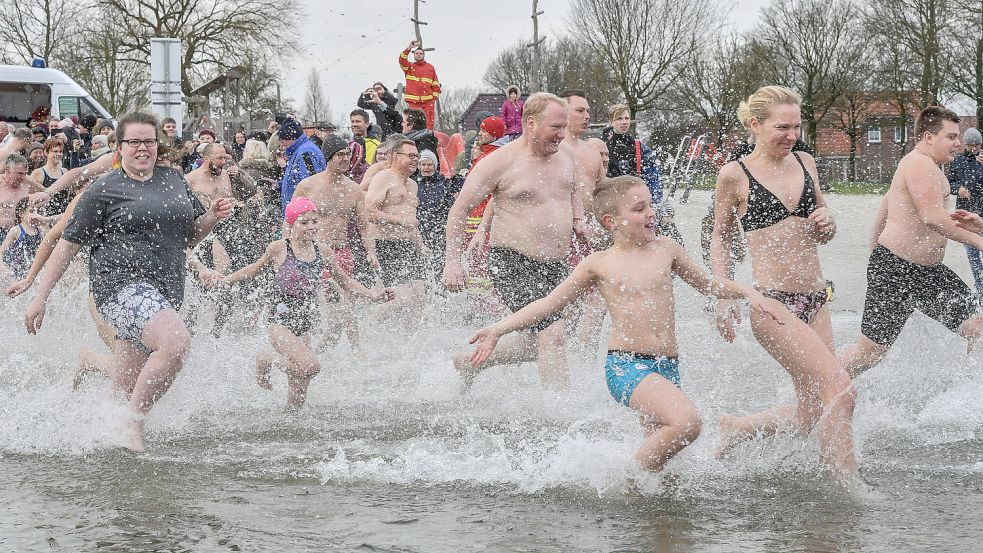 Groß und Klein stürzen sich beim Anschwimmen in Tannenhausen für kurze Zeit ins eiskalte Wasser. Foto: Archiv/Ortgies