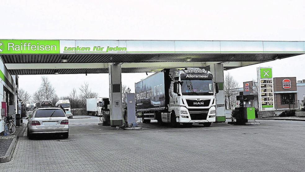 Die Raiffeisen-Tankstelle in Lohne wurde mit verunreinigtem Benzin beliefert. Foto: Ludger Jungeblut