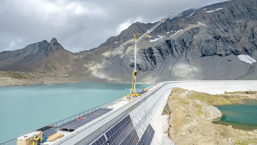 Bau einer alpinen Solaranlage an der Muttsee-Staumauer. Foto: Daniel Werder/Axpo/dpa
