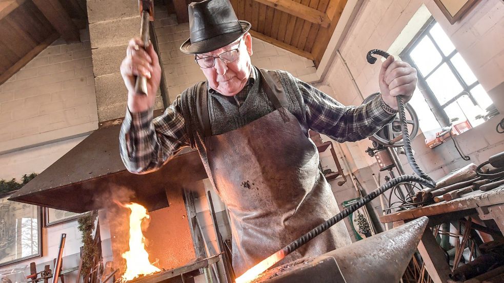 Schlag auf Schlag geht es bei Diedrich Dieker, wenn das Eisen mit mehr als 1000 Grad Celsius die gewünschte Temperatur erreicht hat. Foto: Ortgies