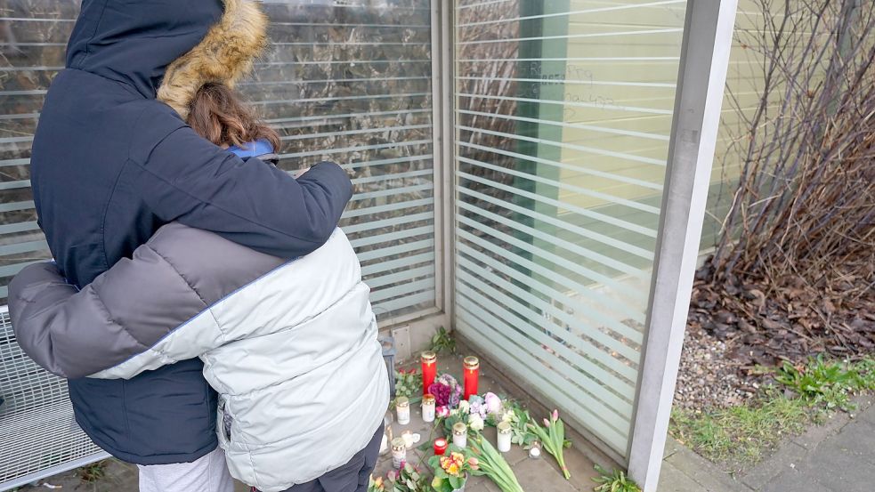Bei der Messerattacke bei Brokstedt sind junge Menschen getötet worden. An wen können Angehörige und Freunde sich wenden? Foto: dpa/Marcus Brandt
