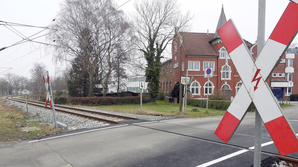 Auch die Zufahrt zum Emder Seemannsheim (im Hintergrund) führt über einen unbeschrankten Bahnübergang. Foto: F. Doden