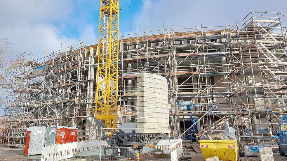 Das Neue Theater wird zum Festspielhaus am Wall umgebaut. Die Fertigstellung aber verzögert sich um ein paar Monate. Fotos: Hanssen