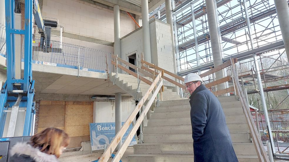 Die Treppe ist schon eingebaut. Auch sonst ist schon viel getan worden.
