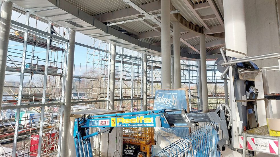 In der kommenden Woche sollen die großen Glasflächen für die Fassade kommen.