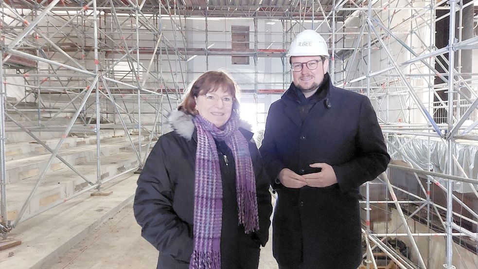 Kulturevents-Chefin Kerstin Rogge-Mönchmeyer und Oberbürgermeister Tim Kruithoff klärten über den aktuellen Baustand beim Festspielhaus auf.