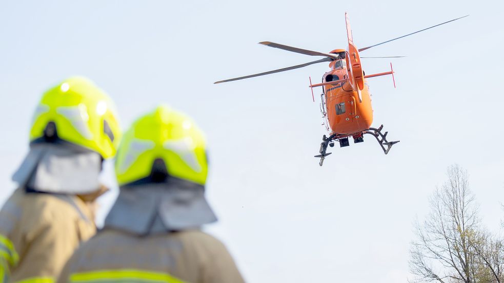 Der Rettungshubschrauber Christoph 4 startet nach einem Unfall auf der Autobahn 7. Die Deutsche Presse-Agentur berichtete im Jahr 2021: „Nach Einschätzung der Johanniter-Unfall-Hilfe werden Rettungshubschrauber angesichts der Personalengpässe in Krankenhäusern immer wichtiger in der Patientenversorgung.“ Foto: Stratenschulte/dpa