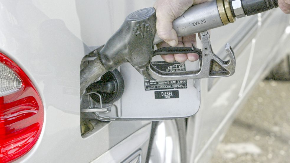 Droht der Preisschock an der Tankstelle, wenn das Diesel-Embargo gegen Wladimir Putin greift? Wir haben Experten befragt. Foto: Imago Images / Rust