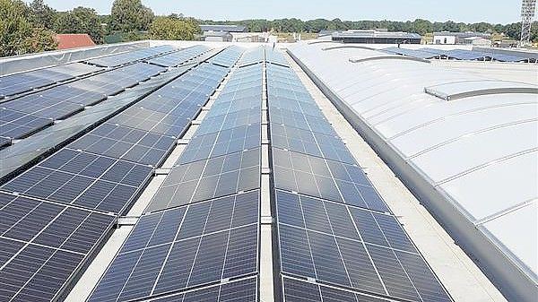 Mit einer Solaranlage können Unternehmen ihre Energie aus regenerativen Quellen beziehen.