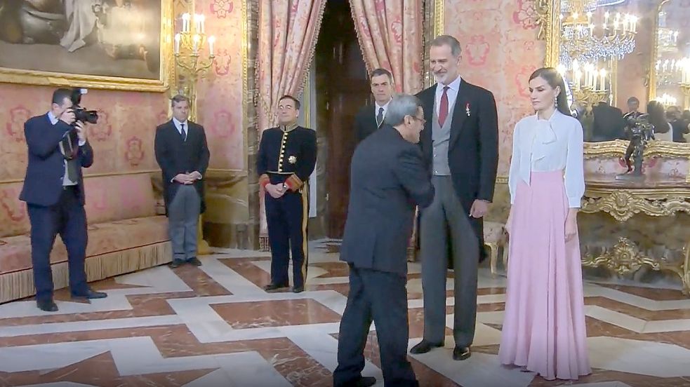 Irans Botschafter gibt König Felipe zur Begrüßung die Hand. Anschließend rauscht er nach einer kurzen Verneigung an Königin Letizia vorbei. Foto: dpa/Europapress