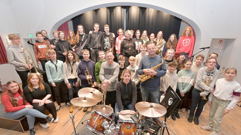 Ingolf Burkhardt und Fiete Felsch (mittig hinter dem Schlagzeug stehend) geben den Schülern der Bigband des Ulricianums viele Tipps in einem Probeworkshop. Foto: Ortgies