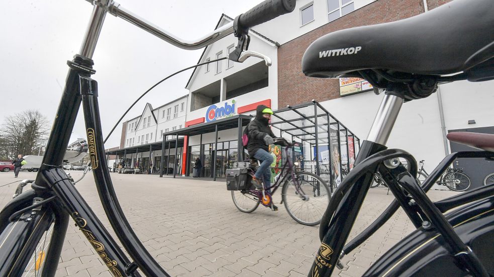 Die meisten Kunden stellen ihre Räder rund um die Einkaufswagenbox am Haupteingang ab. Foto: Ortgies
