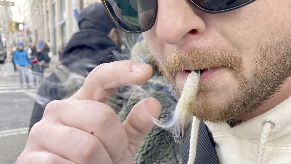 Cannabis in aller Öffentlichkeit konsumieren: In den USA ist das in mehreren Bundesstaaten bereits erlaubt - bald auch in Deutschland? Foto: dpa/AP/Ted Shaffrey