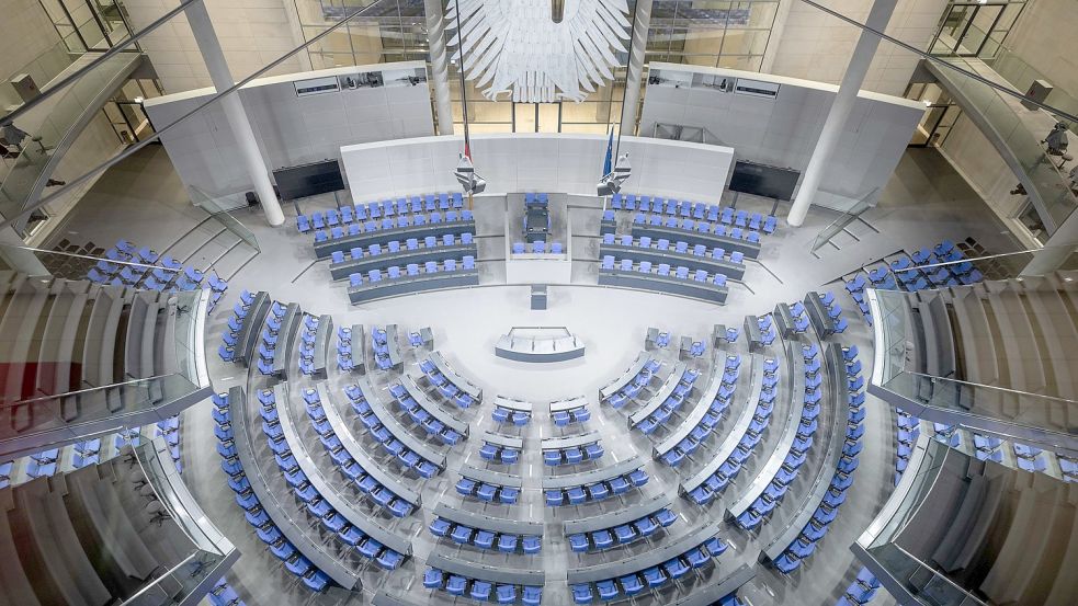 Mehr Abgeordnete als der amerikanische Kongress oder die russische Duma: eine Wahlrechtsreform soll den Bundestag nun endlich verkleinern. Foto: Michael Kappeler/dpa