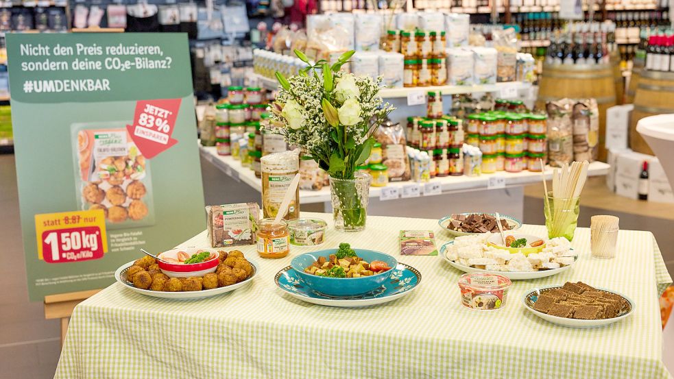 Ein Griff zu den tierischen Produkten ist meist klimaschädlicher als zu den veganen Alternativen. Die Rewe-Märkte machen dies mit Klimapreisen deutlich. Foto: REWE Markt