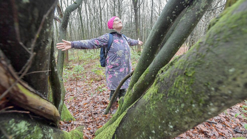 Mit tiefen Atemzügen nimmt Linda Goosmann die gesunde Waldluft auf. Foto: Ortgies