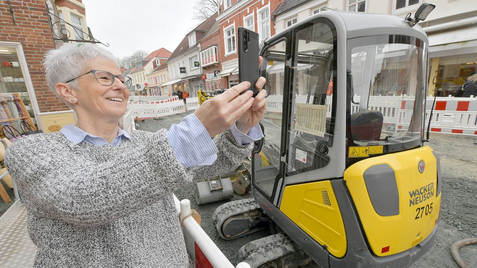 Für ihr Baustellen-Tagebuch macht Bettina Rademaker auch Fotos mit ihrem Smartphone. Foto: Ortgies
