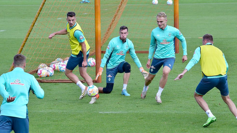 Machte zuletzt keine allzu glückliche Figur: Werder-Torwart Jiri Pavlenka (2. von links). Foto: Christoph Kulhoff