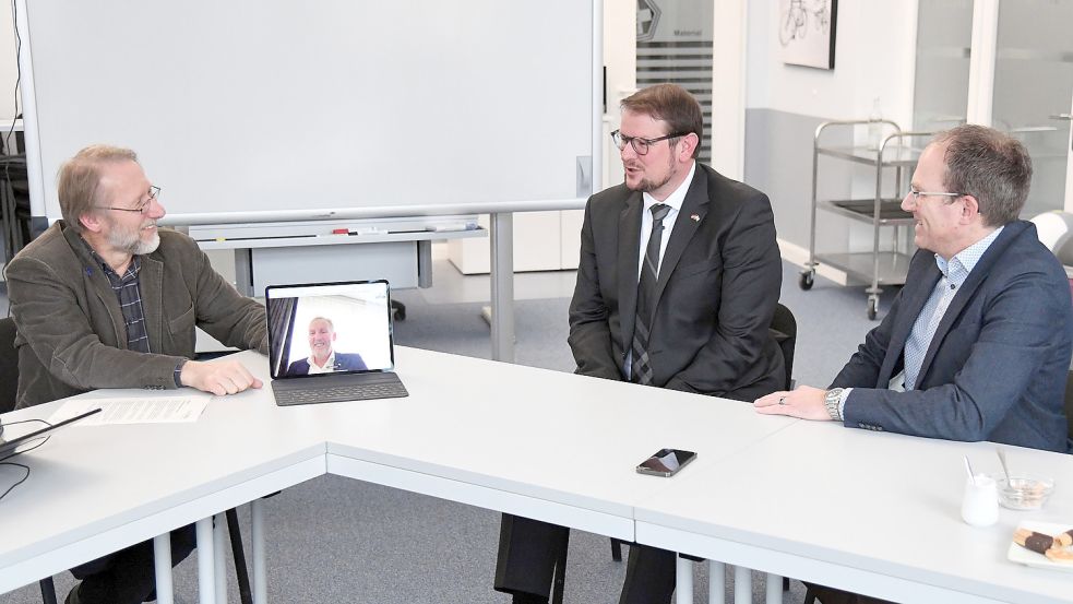 Hoffen, mit einer Fusion der Emder Rettungsdienste die Folgen des Fachkräfte-Mangels mindern zu können (von links): RKSH-Chef Holger Rodiek, Stadtrat Volker Grendel (auf Monitor), Oberbürgermeister Tim Kruithoff und der städtische Rettungsdienst-Betriebsleiter Andree Heinks. Foto: Ellinger