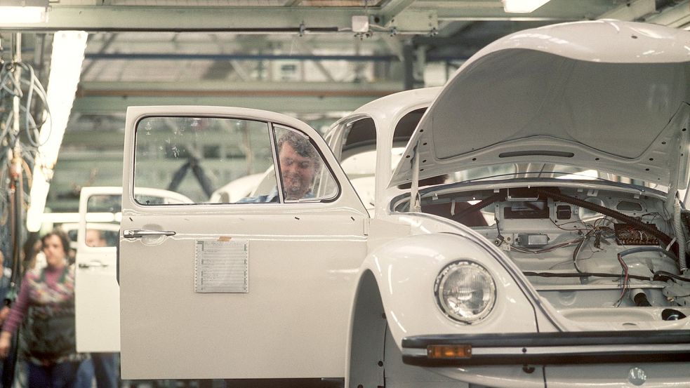 Ein Monteur arbeitet an der Tür eines VW-Käfers im VW-Werk in Emden. Es war die letzte Produktion von deutschen VW-Käfern. Foto: Schilling/dpa
