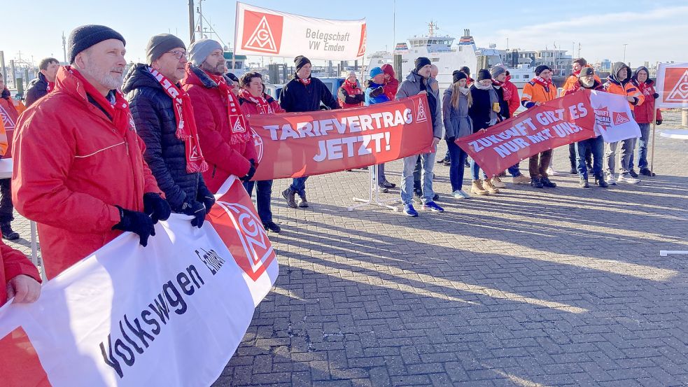 Mit einer Demonstration vor dem Ørsted-Gebäude in Norddeich hatte die IG-Metall Emden vor einigen Tagen die Tarifverhandlungen mit der Ørsted-Geschäftsleitung eingeläutet. Foto: Kresse