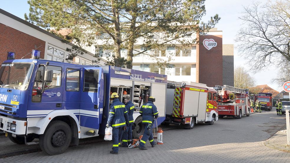 Das THW war an der Übung in Leer beteiligt. Ein Gebäude, das in Kürze abgerissen werden soll, wurde zum Testgelände. Foto: Wolters
