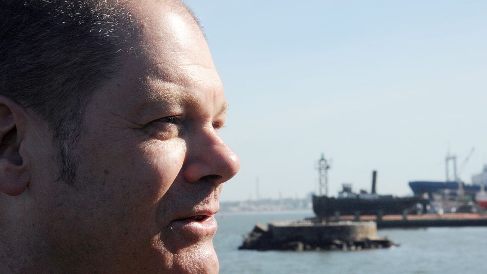 Lang ist‘s her: Schon vor zehn Jahren hat Olaf Scholz „großes Potenzial“ in Südamerika ausgemacht; das Bild zeigt den damaligen Ersten Bürgermeister Hamburgs im Hafen von Montevideo, Uruguay. Nun ist er als Bundeskanzler in Südamerika unterwegs. Foto: dpa