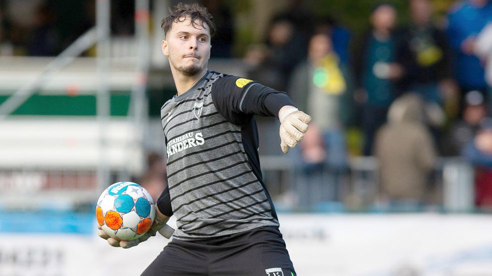 Keeper Isaak Djokovic begann gegen den FC Oberneuland. Zusammen mit Malte Schuchardt liefert er sich einen Kampf um einen Platz in der Startelf. Archivfoto: Doden/Emden