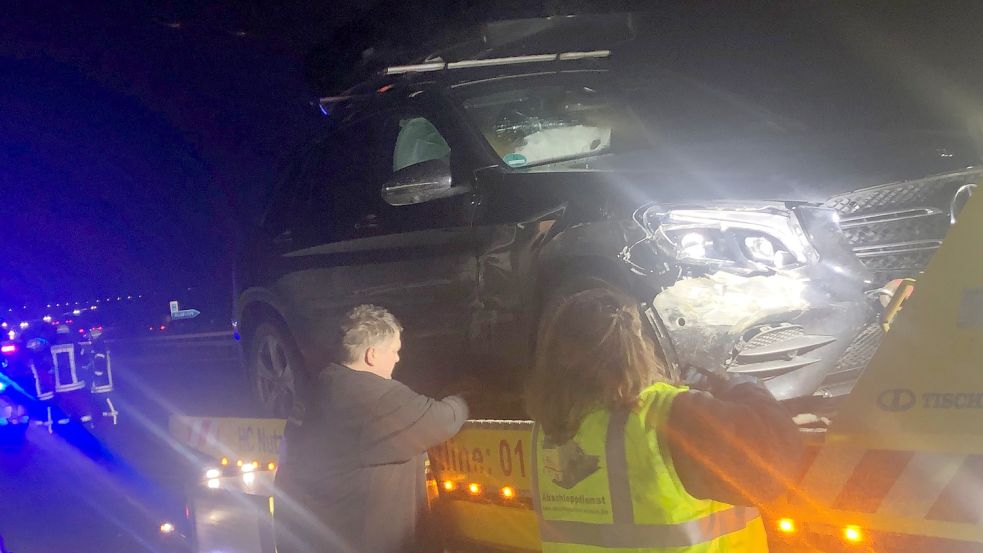 Ein Abschleppunternehmen barg das verunglückte Auto auf der A 31 in Emden. Foto: H. Müller