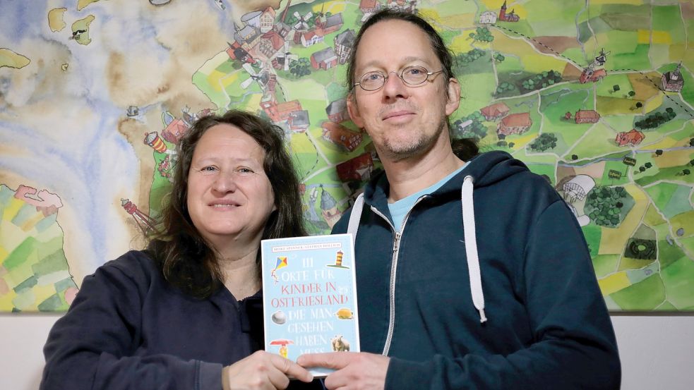 Meike Spanner (links) und Stephan Hollich haben zusammen das Buch geschrieben. Fotos: Hollich