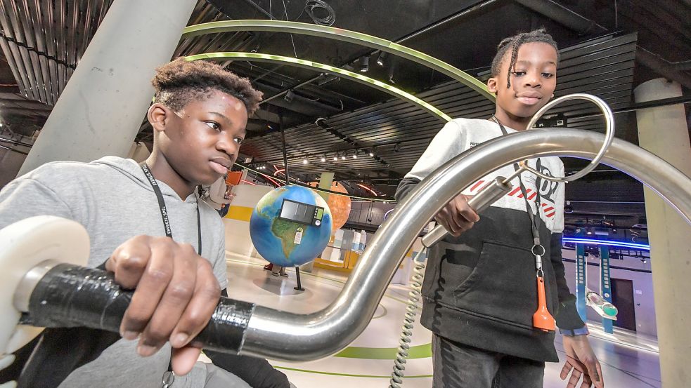 Auch Benny (12) und Clinton (11) aus Schortens haben Spaß im EEZ in Aurich. Foto: Ortgies