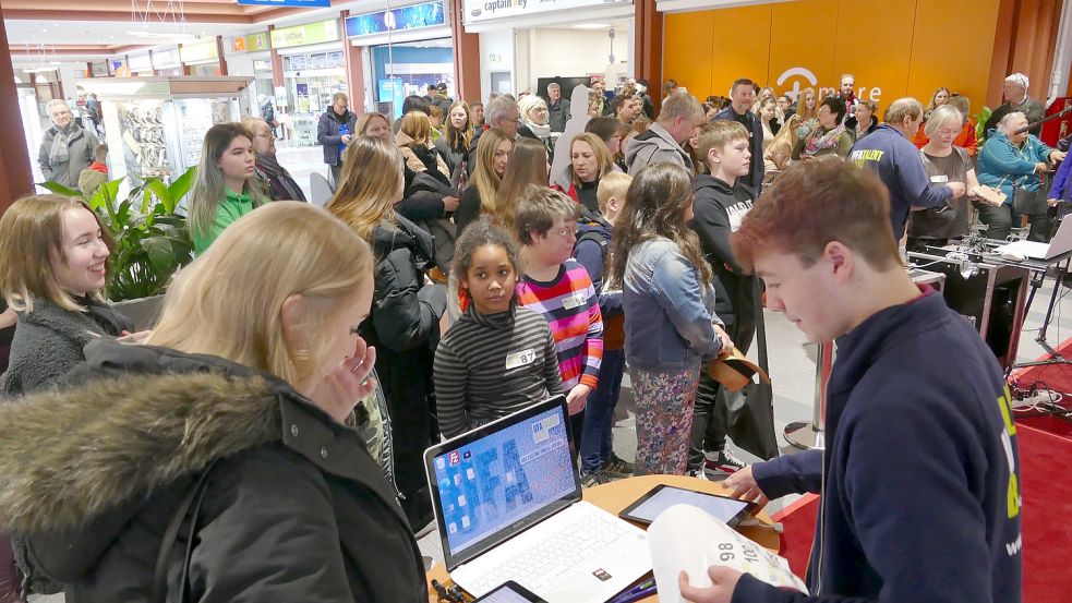 Großes Gedränge bei der Anmeldung, für die lediglich ein Fragebogen ausgefüllt werden musste. Foto: Jürgens