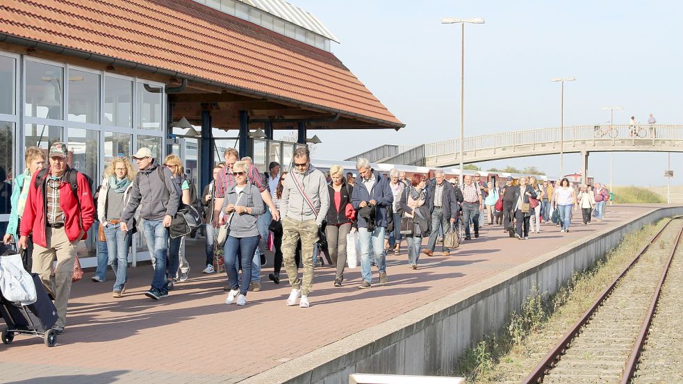 Die Inselbahn bringt Touristen vom Ort zum Hafen und zurück. Foto: Oltmanns/Archiv