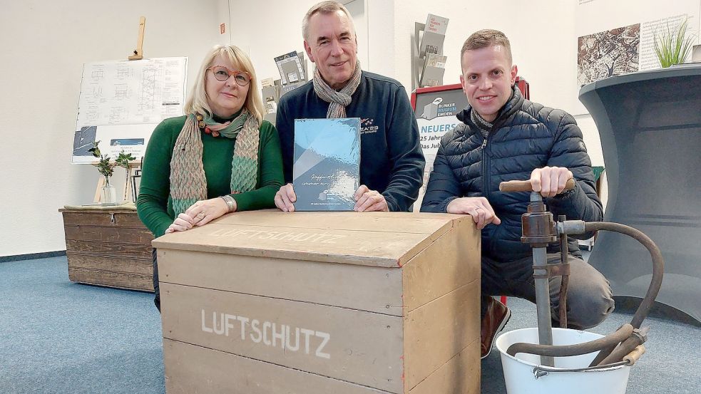 In dem Ladenlokal an der Großen Straße, das der Bunkermuseums-Trägerverein seit Oktober nutzt, werden häufig Gegenstände aus der Weltkriegs-Zeit abgegeben - etwa diese Holzkiste für Sand zum Löschen von Phosphorbomben und eine Wasserpumpe. Roswitha Franke (von links), Wolfram Heidrich und Marten Klose aus dem Vereinsvorstand sprachen über die Zukunft des Museums. Foto: Hanssen