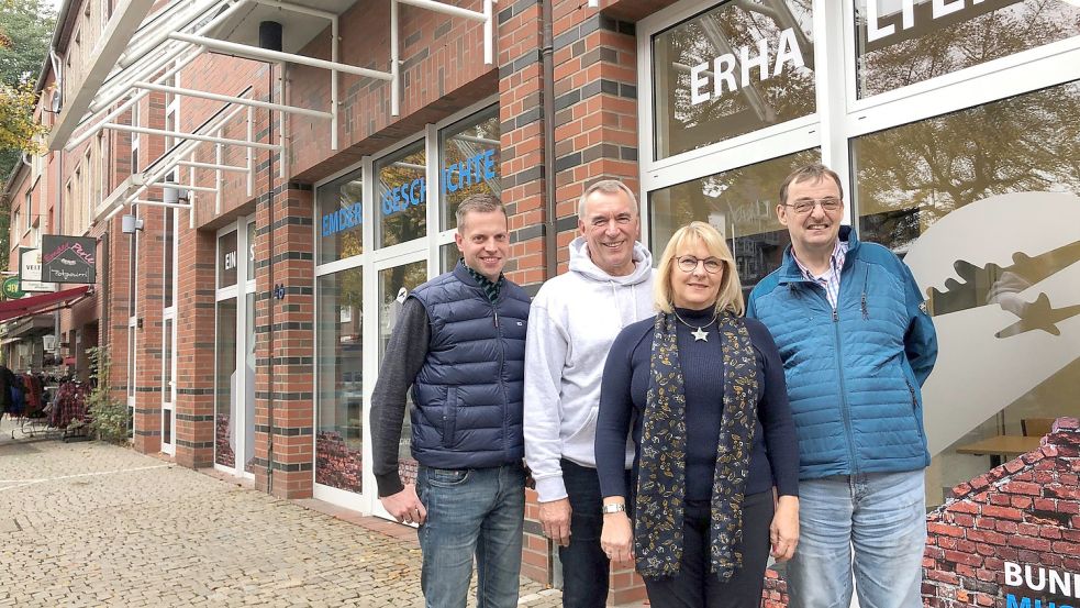 Marten Klose (von links), Wolfram Heidrich, Roswitha Franke und Dr. Rolf Uphoff stellten im vergangenen Jahr den Bunkermuseums-Treffpunkt an der Großen Straße vor. Foto: Müller/Archiv