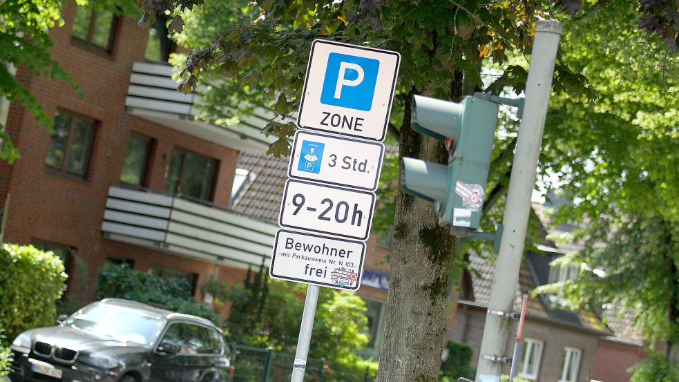 Ein Schild weist darauf hin, dass in dieser Straße in Hamburg-Fuhlsbüttel Parkscheinpflicht besteht. Ausgenommen davon sind nur Anwohner mit einem Parkausweis. Foto: imago images/Hanno Bode