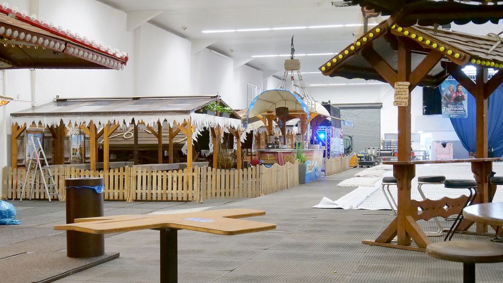 Auf der linken Seite der Eisfläche kann man später auch Eisstockschießen - und den Partybereich nutzen. Foto: Jasmin Keller