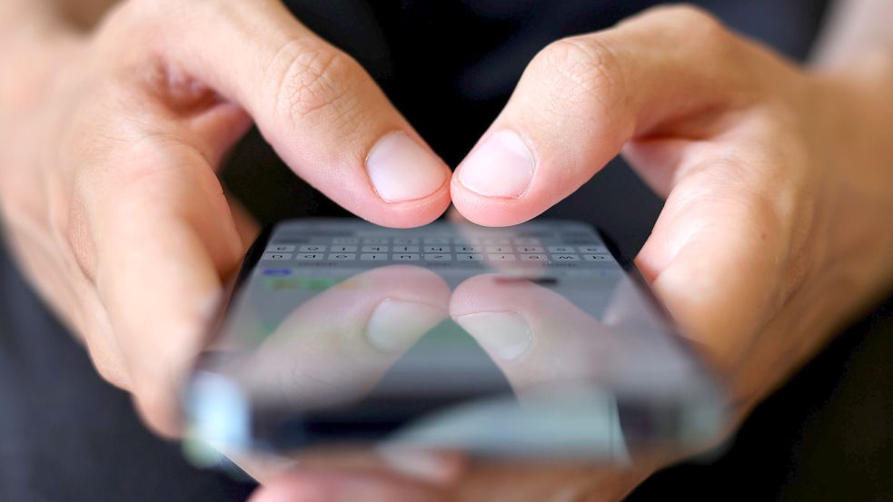 In einer Whatsapp-Gruppe mit 88 Teilnehmern hatte der heute 21-Jährige vor drei Jahren mehrere rassistische Sprüche gepostet. Symbolfoto: Hildenbrand/dpa