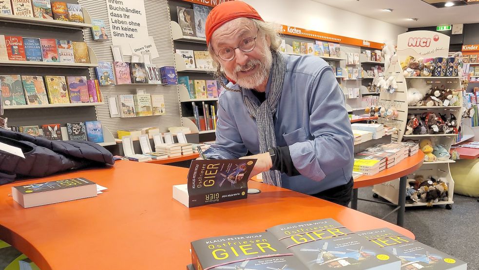 Klaus-Peter Wolf erfüllte in der Buchhandlung Lesezeichen im Neuen Weg in Norden rund 135 Leserwünsche: Er signierte vorbestellte Bücher, schrieb Glückwünsche in die Ausgaben und persönliche Worte. Foto: Rebecca Kresse