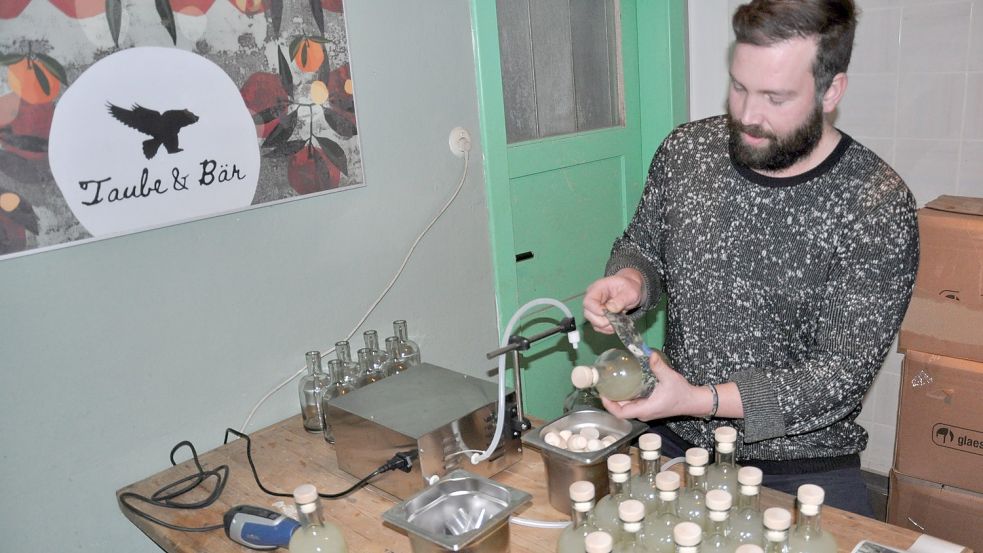 Dieser Gin entsteht ausschließlich in Handarbeit. Nach dem Abfüllen der Spirituose etikettiert Björn Schoon die Flaschen. Foto: Ullrich