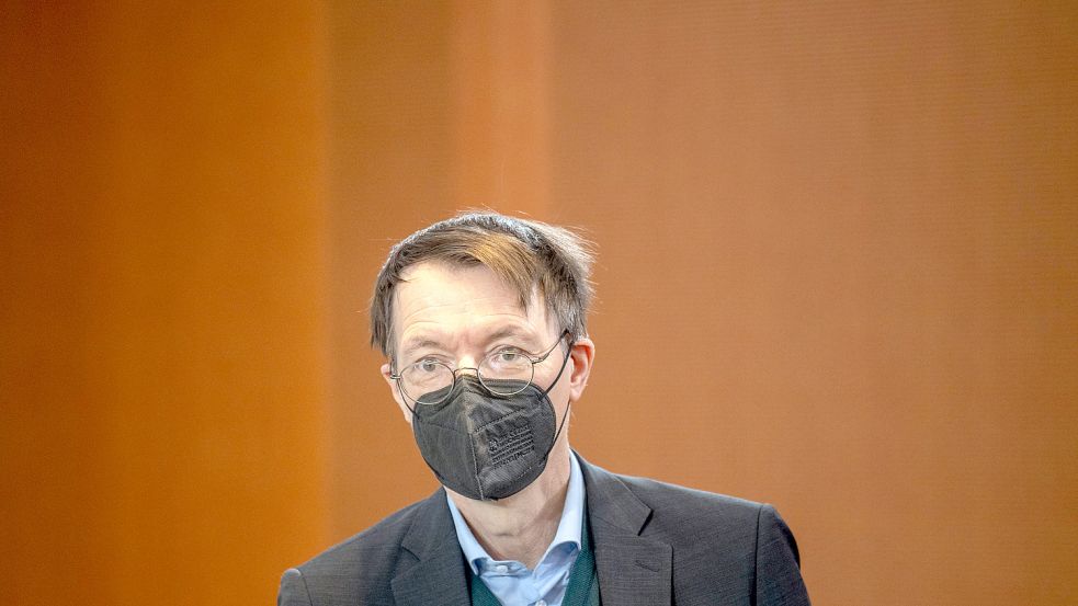 Bundesgesundheitsminister Karl Lauterbach (SPD) rät dazu, weiter Masken in Bus und Bahn zu tragen. Foto: dpa/Michael Kappeler