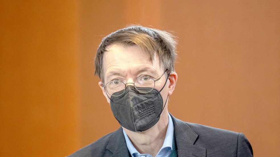 Bundesgesundheitsminister Karl Lauterbach (SPD) rät dazu, weiter Masken in Bus und Bahn zu tragen. Foto: dpa/Michael Kappeler